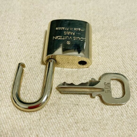 LOUIS VUITTON LV 10 SET PADLOCK KEY CHARM CADENA GOLD-PLATED FRANCE - Picture 4 of 4